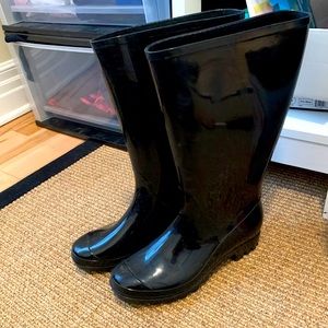 Black target rain boots